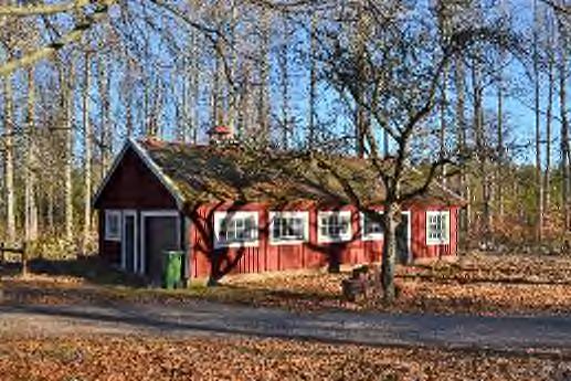 Förråd Till gårdscentrumet hör även en förrådsbyggnad byggd i reglad träkonstruktion. Ytskikten består av träpanel och plåttak. Jordgolv i hela byggnaden.
