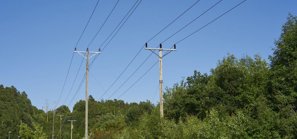 Vi förbättrar el-ledningarna El i ditt eluttag Vi har förbättrat vårt elnät de senaste åren, men än är vi inte nöjda. När gamla luftledningar byts ut, grävs de ner.