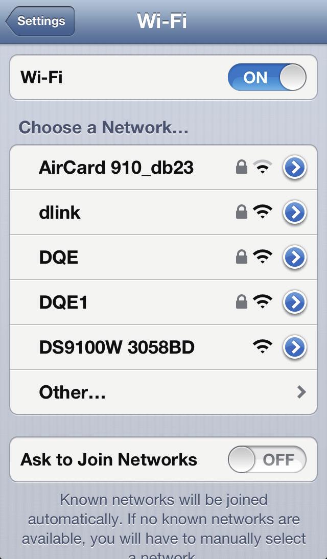 Ställ in DS9100W på läget Assisterad Wi-Fi-konfiguration Efter uppstart (se 'Slå på/av DS9100W' på sidan 8) håller du på enhetens framsida intryckt. Indikatorn blinkar växelvis vitt och gult.