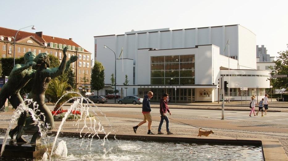 30 Var: Linåkerskolans aula, Svalöv Fri entré 8 maj S V A L E O PE N Årligen återkommande Svale Open är bibliotekets prestigefulla, men på samma gång varmt välkomnande, mästerskap i estradpoesi