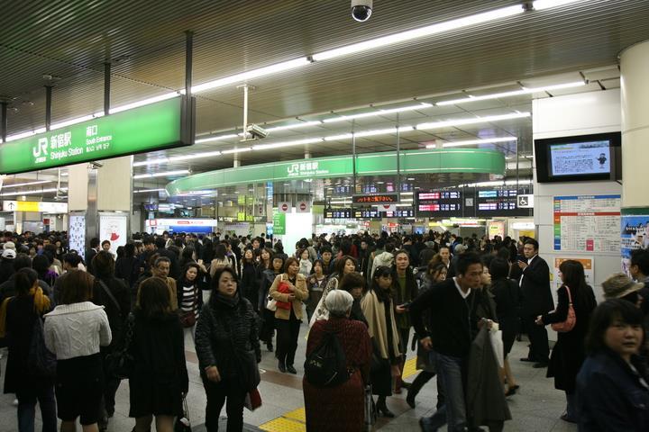 Varför krockar inte folk med varandra? När vi rör oss i en folkmassa anpassar vi oss ständigt till de andra.