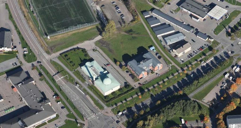 islamisk karaktär med hallbyggnadens kupol, utskurna fönster och minaret. I övrigt består omkringliggande bebyggelse av, en tegelbyggnad i två våningar innehållandes Idrottens hus i söder.
