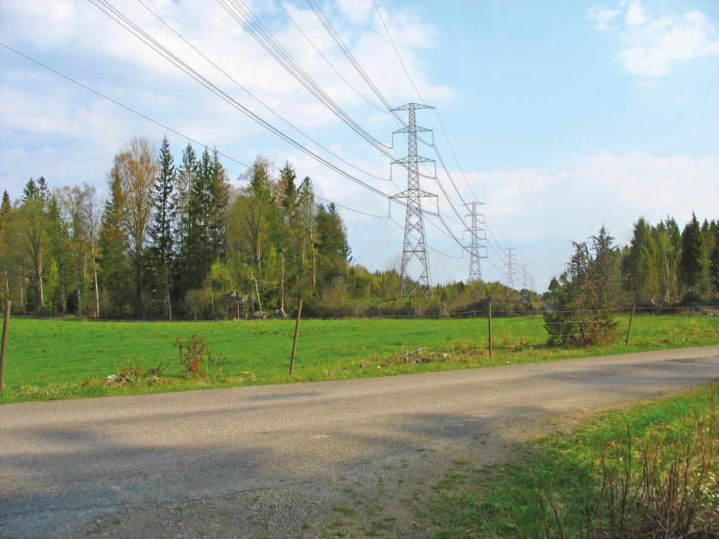 5 FOTOMONTAGE FOTOMONTAGE Figur 2. Fotomontage som visar hur det kan se ut med 400 kv- och 130 kv-ledningar som är sambyggda och parallellförlagda.