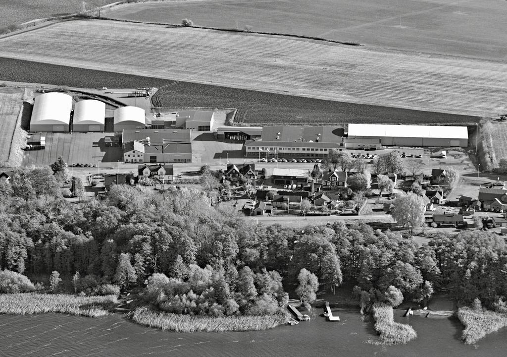 Huvudkontor och modern produktionsanläggning finns i Österslöv, en mil norr om Kristianstad, i nordöstra Skåne FA B R I K I S V E R I G E.