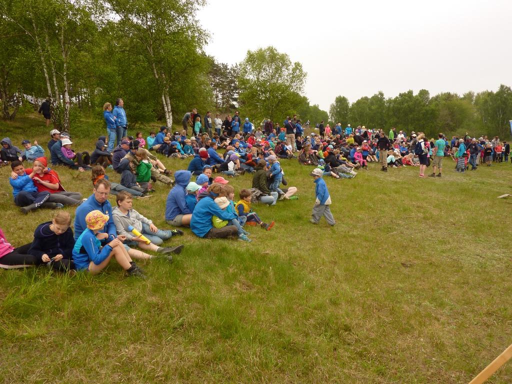 PROGRAM FÖR LÄGRET FREDAG 18. 00 Lufsare och Tvm:are anländer. Vi bygger läger, reser sjukvårds/materialtält, diskgrop, och tänder grillarna för kvällsmat LÖRDAG 9. 00-10.