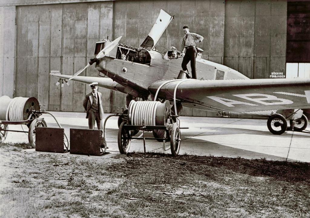 Här tankas Junkers W33, registrering SE-ABX med hjälp av Ljungmans utrustning Bildtext skrivet på baksidan av originalfoto: Junkers W33, registrering SE-ABX Sverige Planet levererades till ABA i maj