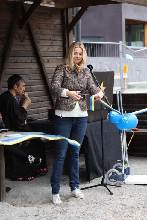 Therese Carlborg, ordförande för Östermalms stadsdelsnämnd, inviger lekplatsen i Norra 1 på Öppet hus den 22/9 2013.