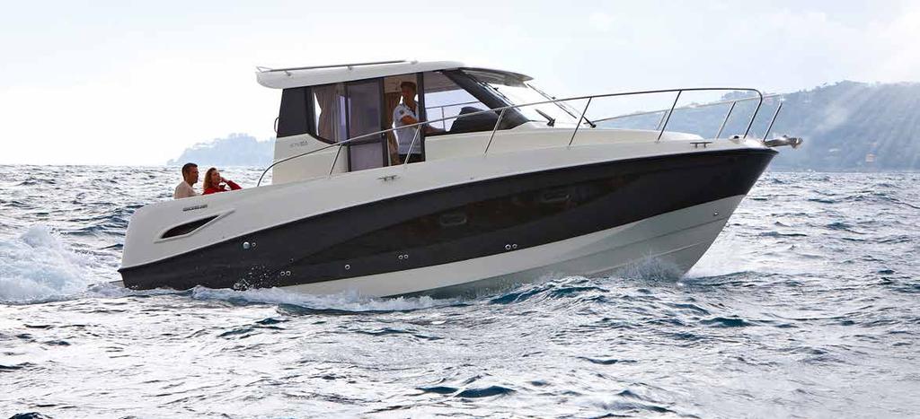 ACTIV 855 FUNKTIONALITET OCH DESIGN NÄR DEN ÄR SOM BÄST Activ 855 Cruiser är så här långt vår största och mest eleganta båt, byggd med hörnstenar som säkerhet, komfort och kraft.