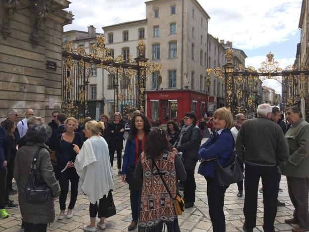Tid för diskussioner inför stadsvandringen i Nancy.