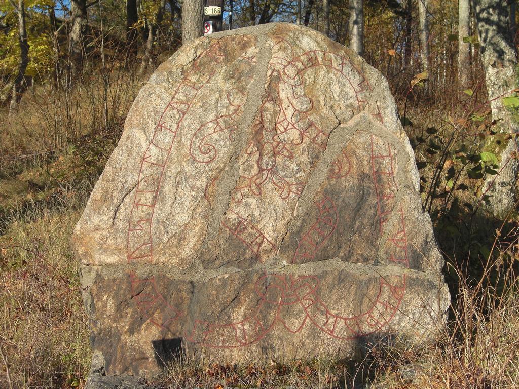 Runstenen vid Mörkö kyrka.