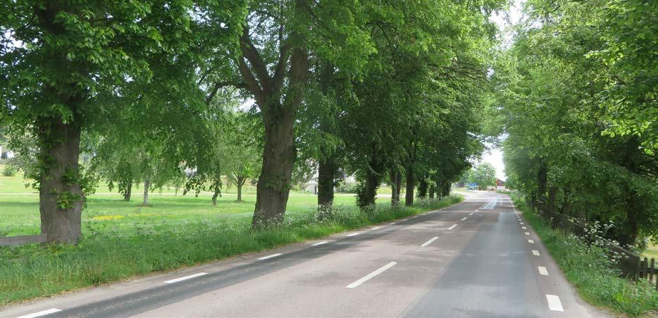 Söderåkra ligger strategiskt utmed gamla landsvägen mot Blekinge och Bruatorpsån. Kyrkan från 1795 ligger på en höjd över ån, på samma plats som minst tre kyrkor tidigare funnits.