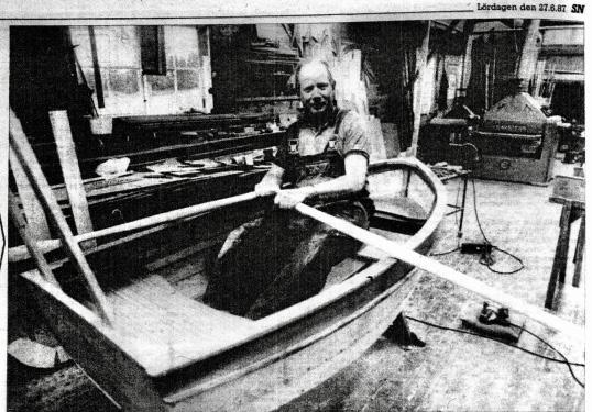 Tillbakablick - Tidningsklipp från 1987 Seglargästabudet i juli 1987 uppmärksammades i Sörmlands Nyheter. Håkan Norén skrev både om hela evenemanget och jolle-bygget.