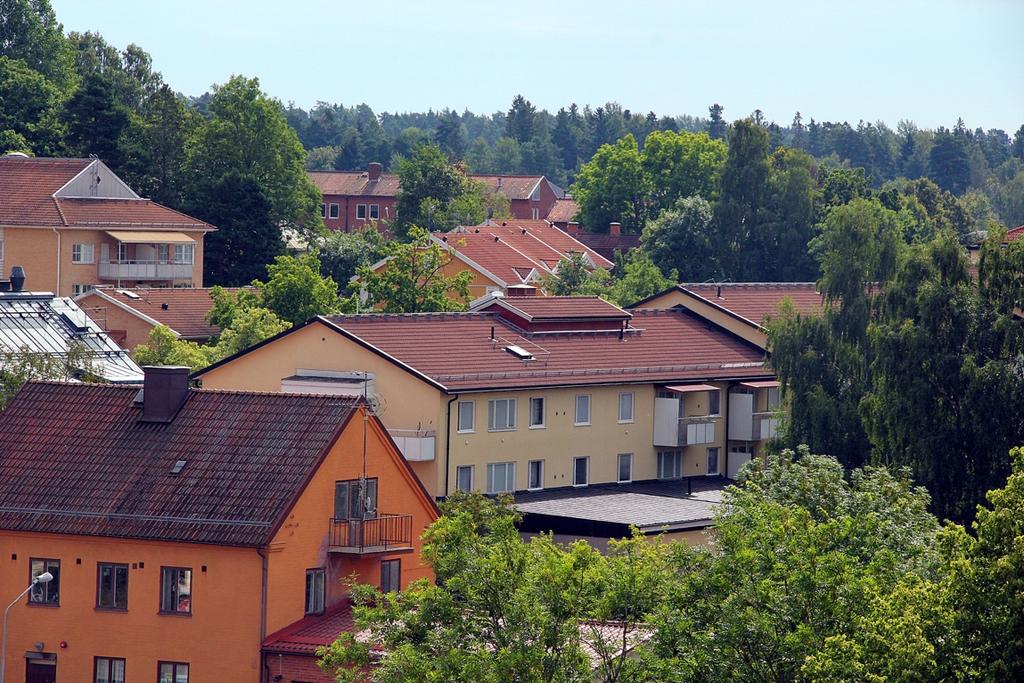Figur 1 Lägenhetsbebyggelse, exempel från Knivsta. Foto: Knivsta kommun Näringslivet i na uppvisar en stor bredd. I samtliga utgör kommunen största arbetsgivare.