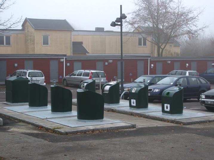 Fördelar Förvaring av avfall under mark ger mindre risk för luktproblem Lämplig inkasthöjd även för rullstolsburna Estetiskt tilltalande lösning Flexibelt för varierande avfallsmängder Nackdelar