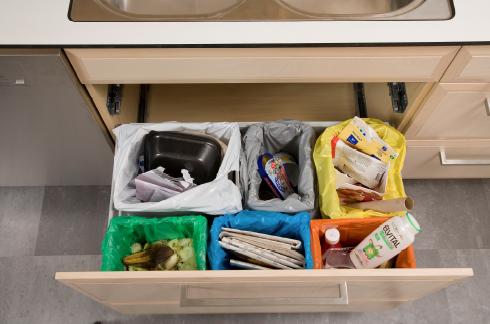 medför även ökad risk för synliga föroreningar, såsom plastfragment, i biogödseln vilket kan vara negativt vid användning på åkermark.