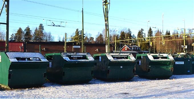 med uppställda containrar för respektive avfallsslag.