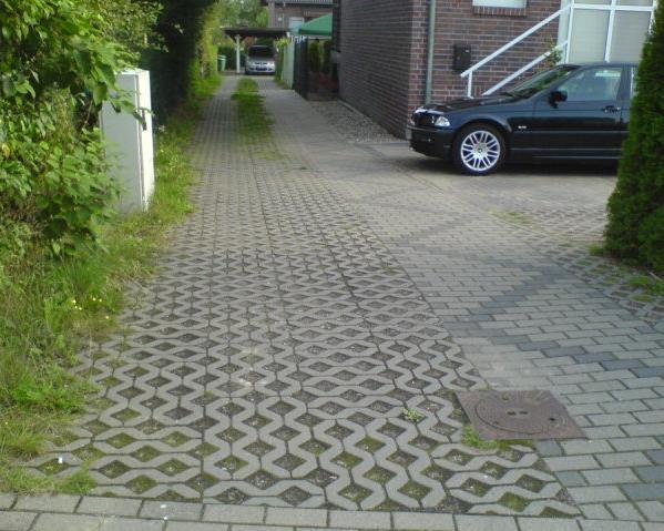 Figur 6. Exempel på två olika uppfarter med genomsläpplig yta. Figur 7. Parkeringsplats med gräsarmering i form av ett raster av plast ("Pelleplatta") täckt med gräs.