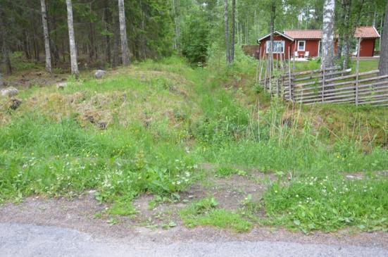 Avrinning från tomtläge 5 markerat med blå pilar.
