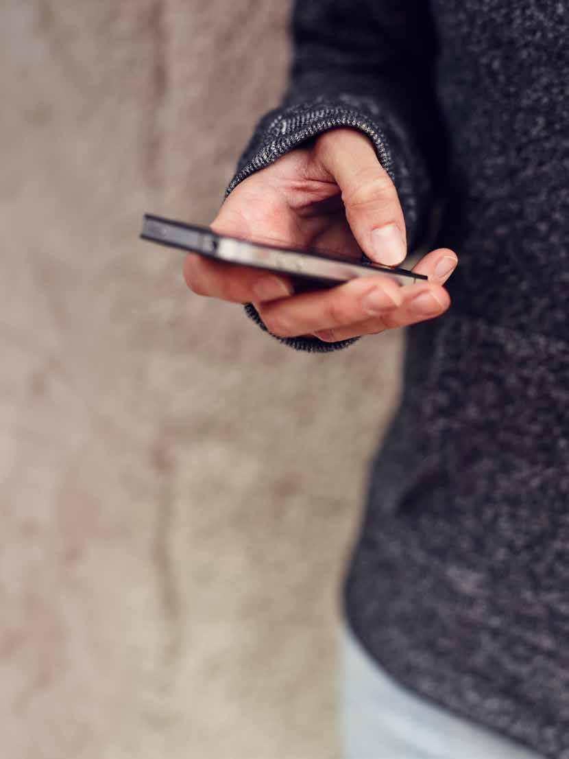 Våra kunder bidrar till att minska mobilavfallet I Sverige finns det idag fler mobiltelefoner än människor, och uppemot två miljoner mobiltelefoner uppskattas gå sönder årligen.