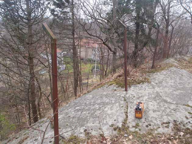 25 (25) Foto 18. Funktionsodugligt staket ovanför den södra delen av den östra bergsbranten.