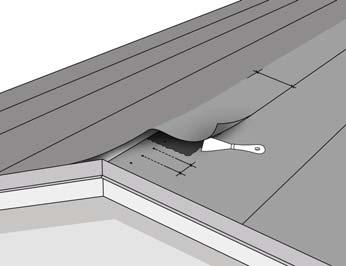 Passa in nästa membran så att dess limkanter överlappar och förspika övre kanten genom skyddsplasten för limkanten på ovansidan med cirka 1 m mellanrum.