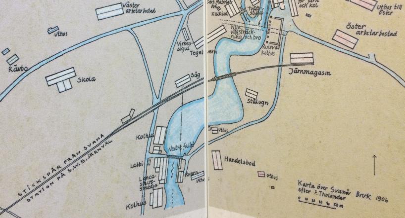 Figur 3. Fotografi av informationstavla vid Svanå bruk. Den gamla sågverksbyggnaden och det före detta järnmagasinet återfinns längs järnvägsspåret på var sida om Svartån.