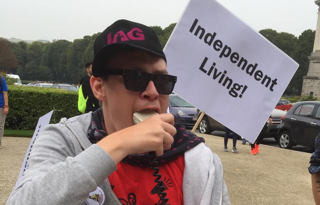 Vid denna kontroll ska alltid den som ansvarar för munvården finnas med för att lära sig hur tänderna och munhålan ska skötas på bästa sätt för personen.