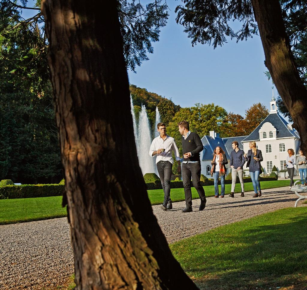 BAROCKTRÄDGÅRDEN Norrvikens pampigaste evenemangsområde, framför Villa Abelin, utgör trädgårdens hjärta. Med fontänen i mitten och höga mörkgröna cypresser i vacker inramning.