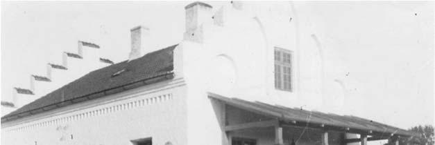 På 1920-talet lades Åkeshögs station ner, och istället fick Höllviken en station som dock först på 1950-talet fick ett stationshus.