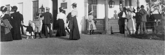 Ursprungliga stationshus, ritade av Wåhlin, finns idag kvar i Fotevik, Ljunghusen, Skanör och Falsterbo. Ljunghusens station Stationshuset från norr vid sekelskiftet 1900.
