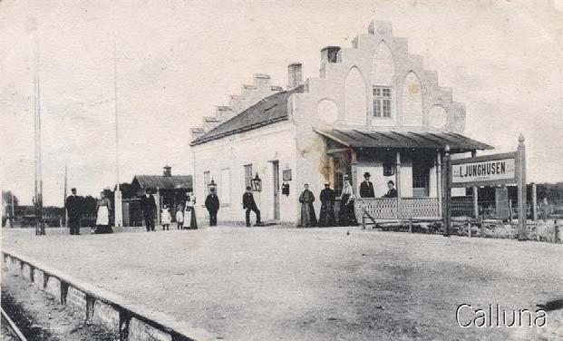 Stationshuset från nordväst vid sekelskiftet 1900. Öster om stationshuset låg en liten dassbyggnad i trä (längst bort i bild).