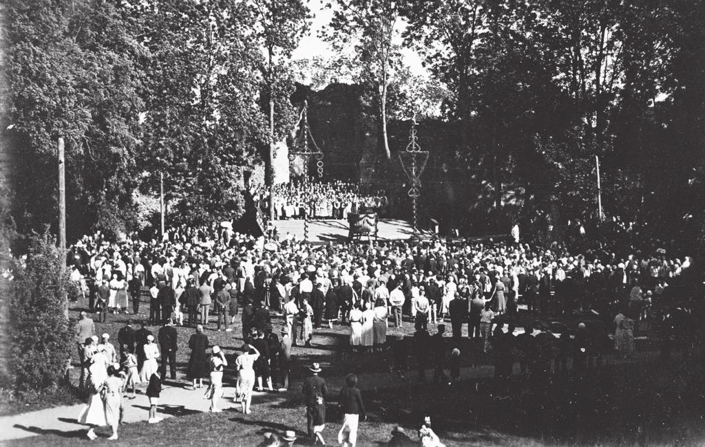 Ormsö Sångkör på Sångfesten i Hapsal 1933 F ör åttio år sedan, den 2 juli 1933, samlades de estlandssvenska körerna till en sångfest i Hapsals slottsruin den första, och enda, i estlandssvenskarnas
