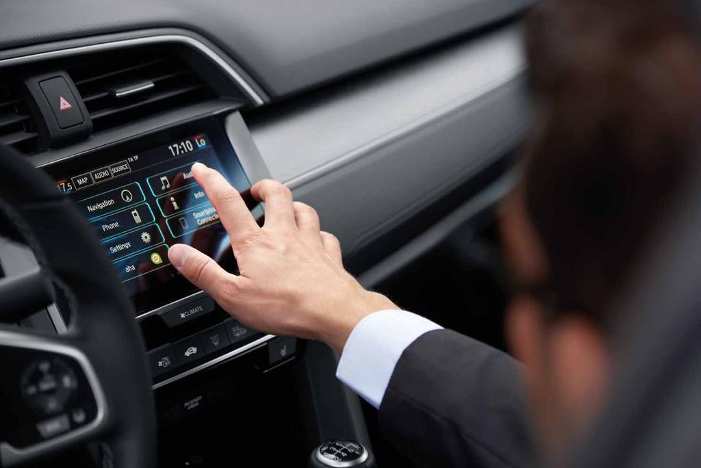 HONDA CONNECT I Civic ingår nya Honda CONNECT 7-tums ljud- och informationssystem för bilar, vilket ger dig tillgång till allt du tycker om i livet, som musik och vänner allt tillgängligt via en