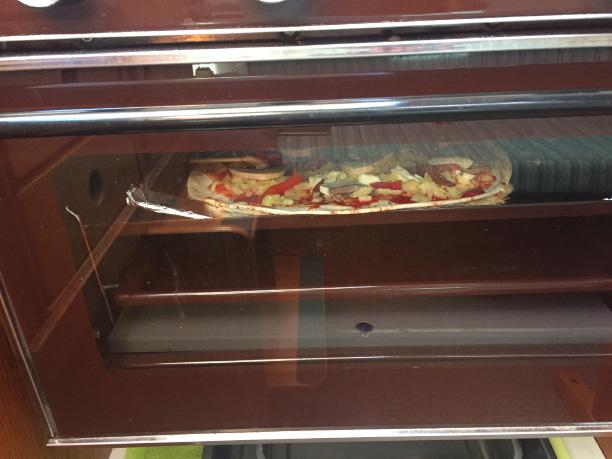 Pizza går faktiskt riktigt bra att göra ombord om man har en ugn. Det går en del gas men det är det värt!