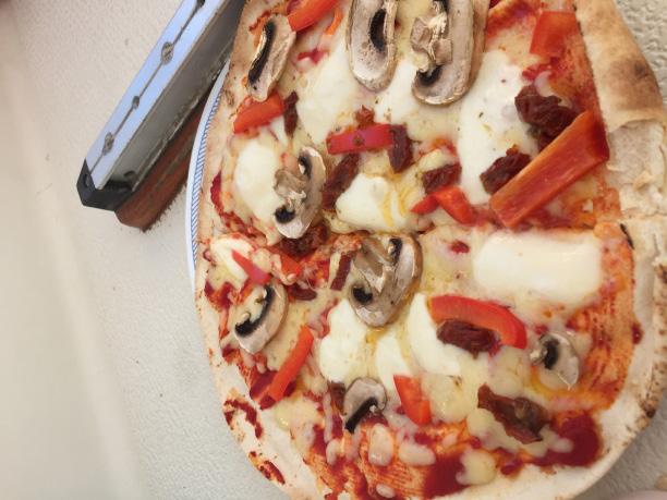 Bäst blir helt klart Liba bröd, de kan köpas i de flesta större matbutikerna och kostar 10 kr för 4 bröd/pizzor.