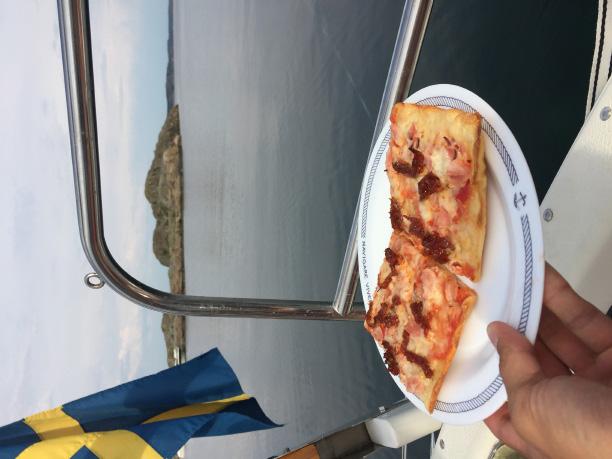 ) och mozzarella. Vi har även jämfört egenbakade pizzor med de man kan köpa i land.