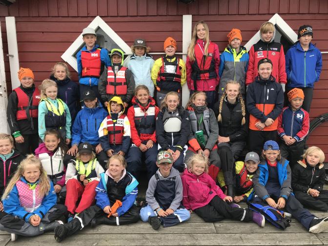 UNGDOMS SEKTIONEN KMS- seglingsläger på Krokholmen 2018 en blåsig solskenshistoria Dag 2. Vi vaknade till en lugnare men blötare onsdag och hann med tre olika seglingspass med bra vind.