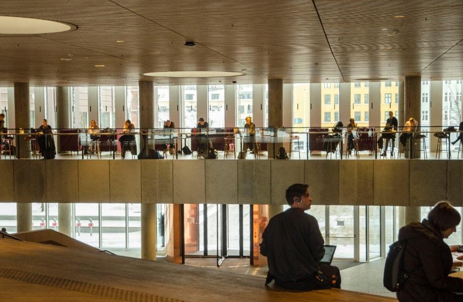 Exteriören är planerad som en grönskande oas mitt i staden, öppen för alla att använda.