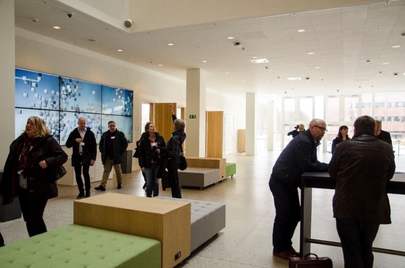 De vill vara en del av det omgivande samhället och vill att deras medarbetare ska kunna ta del av det omgivande samhället samtidigt som de själva vill bidra till området de befinner sig.