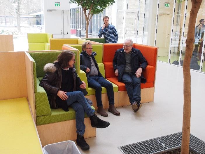Först har man gjort enkla prototyper av olika miljöer och sen har man låtit lärare och studenter utvärdera dem, på det sättet har man kommit fram till optimala bordsstorlekar och golvytor för att