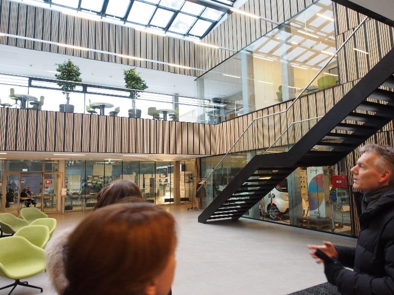 I de publika miljöerna erbjuds många studieplatser med grönskande träd och färgglad inredning i en varierad miljö.