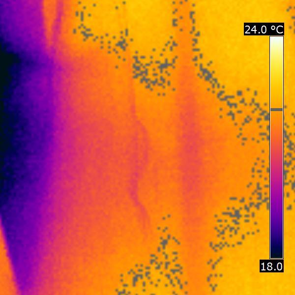 27 Elkabel Figur 5 Termografering på golvet framför det vertikala fönstret (test 6). Skissen till höger visar ungefärlig lokalisering av termograferingen i försöksrummet.