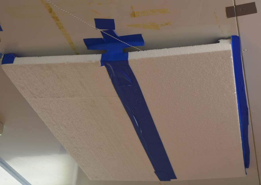 32 Bilaga Försöksuppställning Utformning av testrummet Ventilation Tilluften förs in via en kanal i rummets tak. Mitt över kanalens mynning är en cellplastskiva monterad.