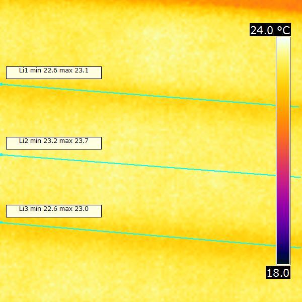42 Bilaga 3 Termografering av fall och 6 Termografering av fall 6 med golvstående vertikalt fönster och golvvärme Termograferingen visar att mindre (ingen) värme avges i skarven mellan två band av