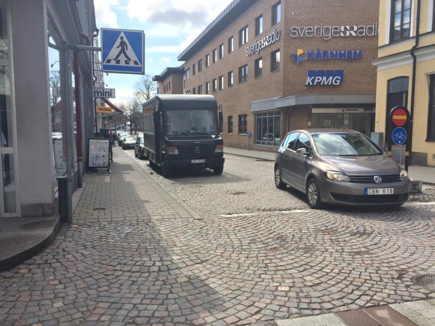 6.2.2 Korsningspunkter För att garantera låga hastigheter på motorfordonstrafiken och därmed hög trafiksäkerhet bör alla korsningspunkter med planerade möten mellan oskyddade trafikanter, däribland
