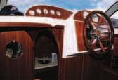 Båten har en stor rymlig kabin med glasdörrar mot akterdäck och från akterdäcket tar du dig lätt ut på badbryggan via ett glasat dörrparti.