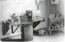 År 1926 gjorde Berger med en Siemens galvanometer (bilden upptill höger) den första EEG