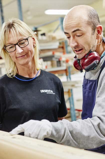Medan Jan sprejmålar ett rött spröjskors bekräftar Tomas att färger blivit allt vanligare. Det går inte säga vilken färg som är vanligast, vi målar alltifrån blått, till grönt och brunt.
