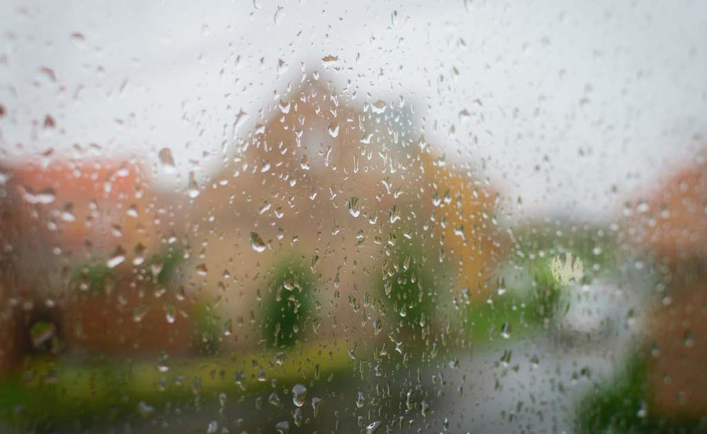 Från insidan till utsidan Det finns inga dåliga väder. Bara dåliga ytskikt. Vårt nordiska klimat som blandar sol, regn, snö och vind sliter på dörren, framför allt på ytan.