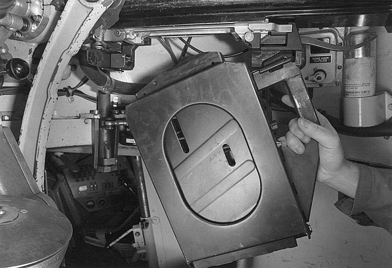 Bild 59. Ditsättning av magasin 6 Osäkra vapnet elektriskt genom att ställa strömställaren för elavfyring i läge ELD. 7 Osäkra mekaniskt (vredet i nedre läget).